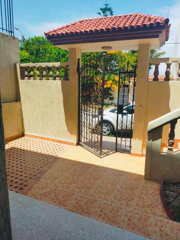 Ein Tor zu einem Haus mit einem Auto dahinter. in der Unterkunft Lala Khnata in Temara