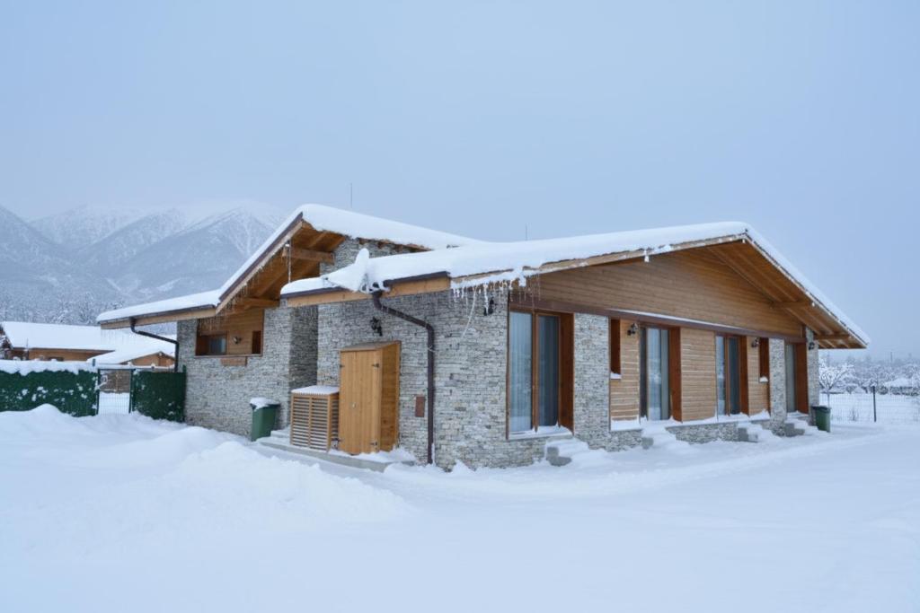 Villa Letizia w Sauna near Pirin Golf Resort om vinteren