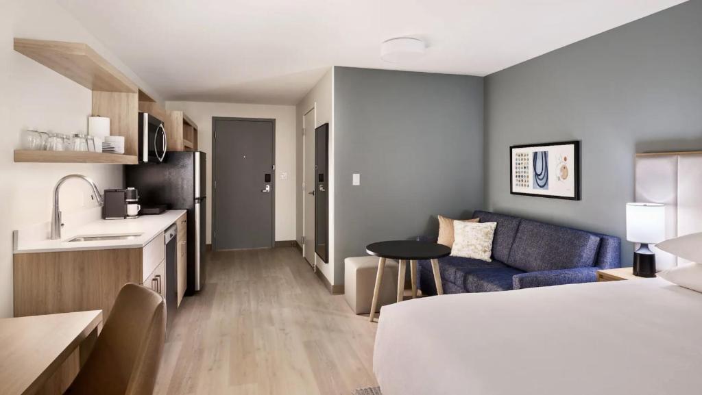 Ένα ή περισσότερα κρεβάτια σε δωμάτιο στο Hyatt Studios Harrisonburg