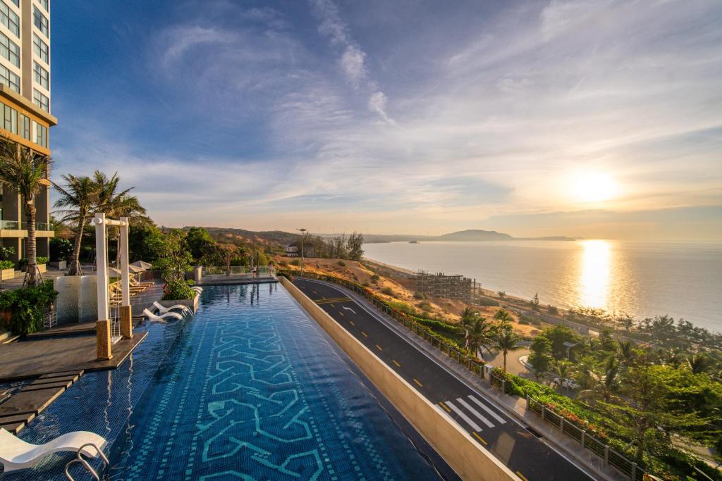 Bazén v ubytování Apec Mandala Beach Mui Ne Resort nebo v jeho okolí