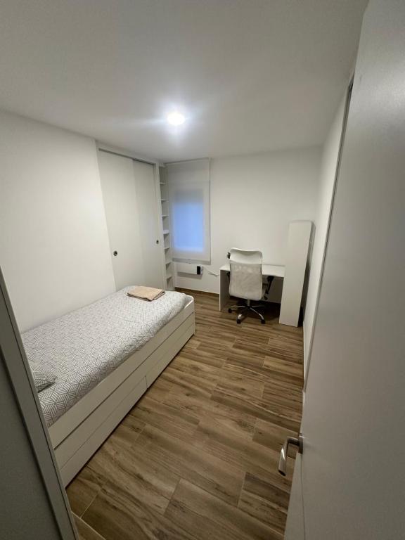 Piccola camera con letto e scrivania. di Ribera y Gastronomía ad Aranda de Duero