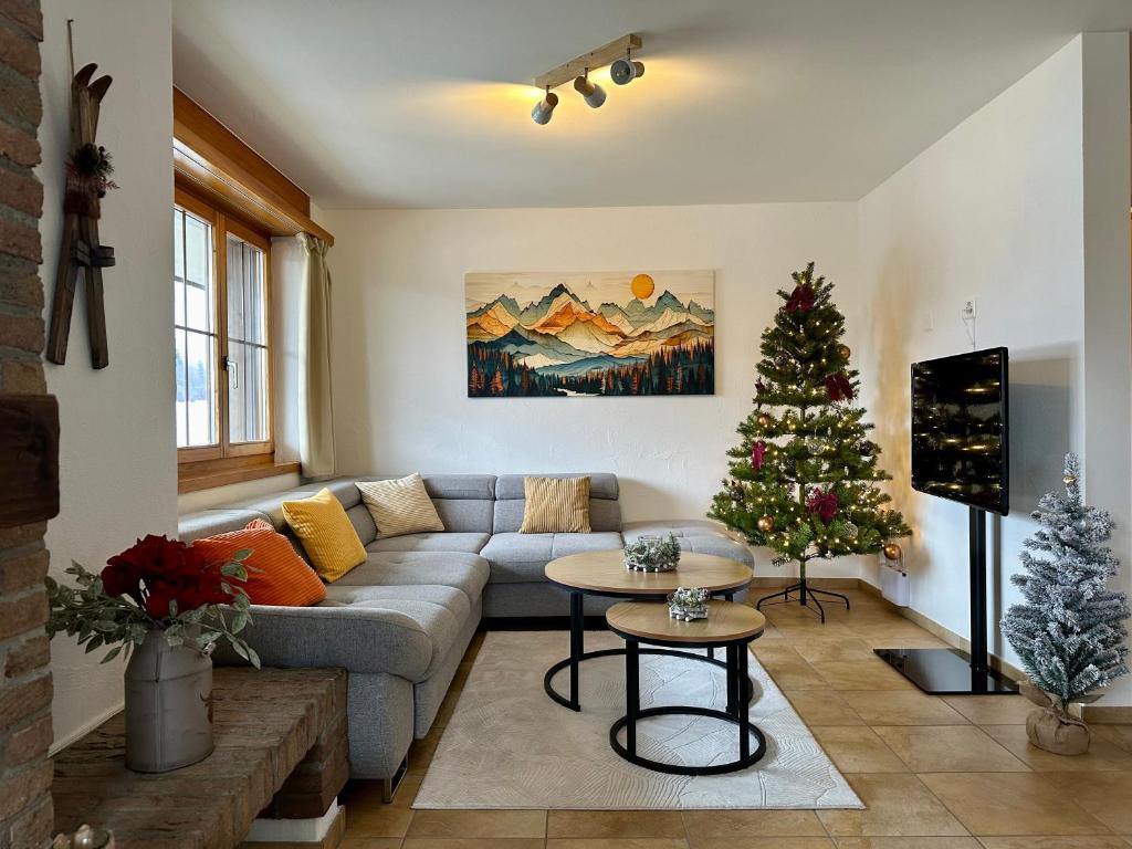 O zonă de relaxare la Apartment with Balcony & Mountain View