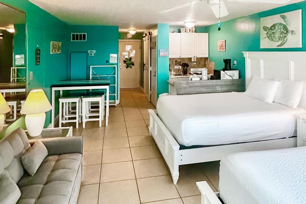 um quarto com 2 camas, um sofá e uma cozinha em Top of the Gulf 810 em Panama City Beach