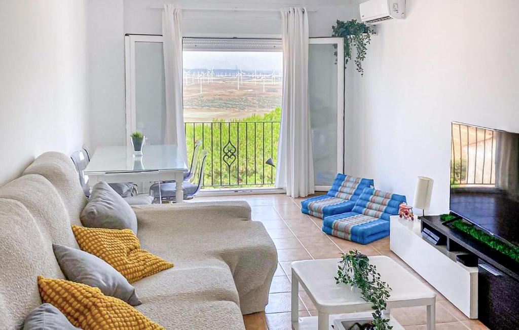 a living room with a couch and a television at 2 Bedroom Awesome Apartment In Facinas - Tarifa in Facinas