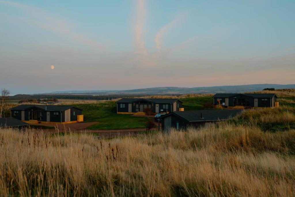 un gruppo di case in un campo erboso di Landal Whitekirk Hill a North Berwick