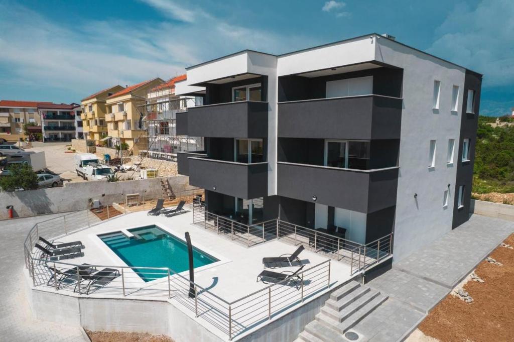 een luchtfoto van een gebouw met een zwembad bij Mila Deluxe in Novalja