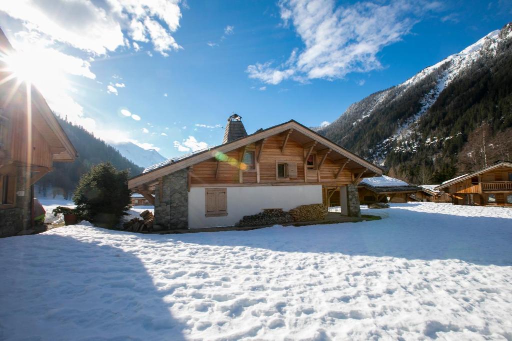 eine Hütte im Schnee mit der Sonne im Hintergrund in der Unterkunft Chalets d'en haut - Zaria - Happy Rentals in Argentières