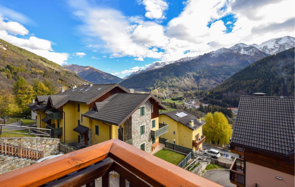 Cảnh núi rừng hoặc tầm nhìn ra núi từ căn hộ