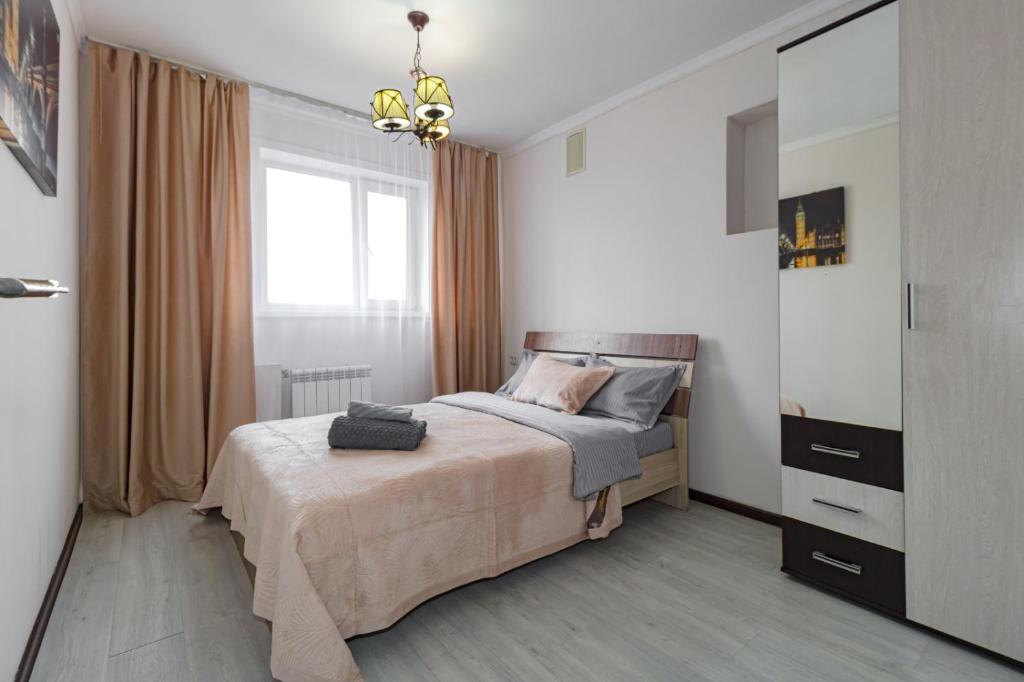 Giường trong phòng chung tại Уютная Евродвушка рядом с Центральной Мечетью