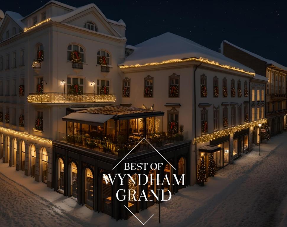 Das Beste von Mykonos: Das Mykonos Grand Hotel bei Nacht in der Unterkunft Wyndham Grand Krakow Old Town in Krakau