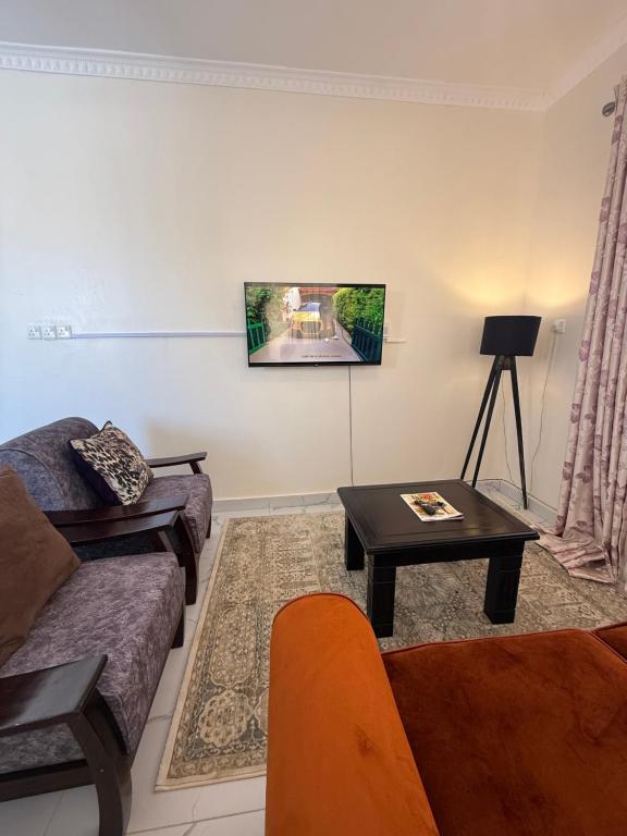 Μια τηλεόραση ή/και κέντρο ψυχαγωγίας στο Waridi is a modern, cosy penthouse in Mtwapa town