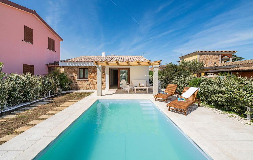 una piscina nel cortile di una casa di Pet Friendly Home In San Teodoro a San Teodoro