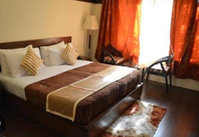 ein Schlafzimmer mit einem Bett und einem Fenster in der Unterkunft Heaven Beach AC Stay in Gokarn