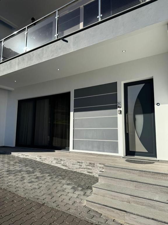 Charming Holiday Home with Free Private Parking