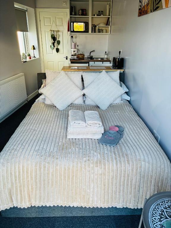 a large bed with two towels and two towels at Your Harrogate Stay in Harrogate