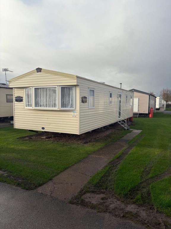 梅布尔索普TLJ Caravan Hires的移动房屋停放在庭院内