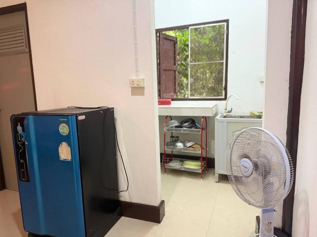 una cucina con frigorifero e ventilatore di Paradise waterfall house a Ko Phangan