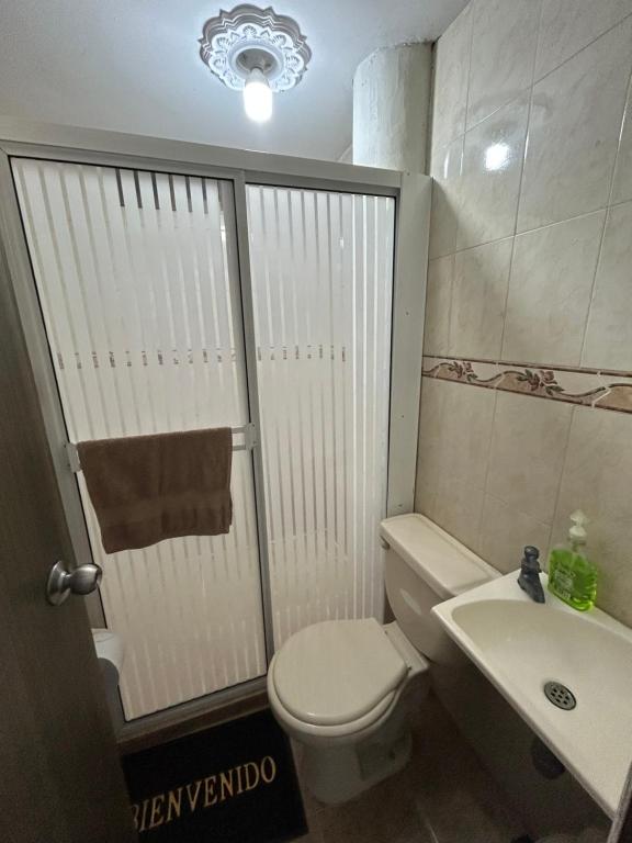 Ένα μπάνιο στο Acogedora Casa Cerca Del Graffiti De La Comuna 13