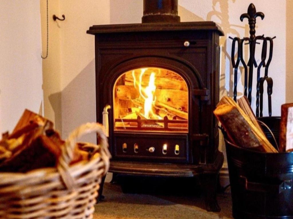 布隆方丹Olyf guestcottage的篮子旁的壁炉