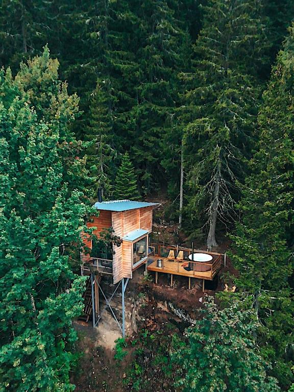 an aerial view of a cabin in the middle of a forest at LAUV Tretopphytter in Eidsvoll