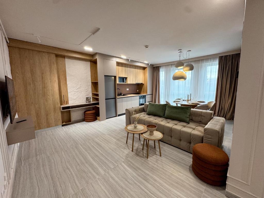 una sala de estar con un sofá y una mesa en Airport dream - Modern, King size beds, en Someşeni