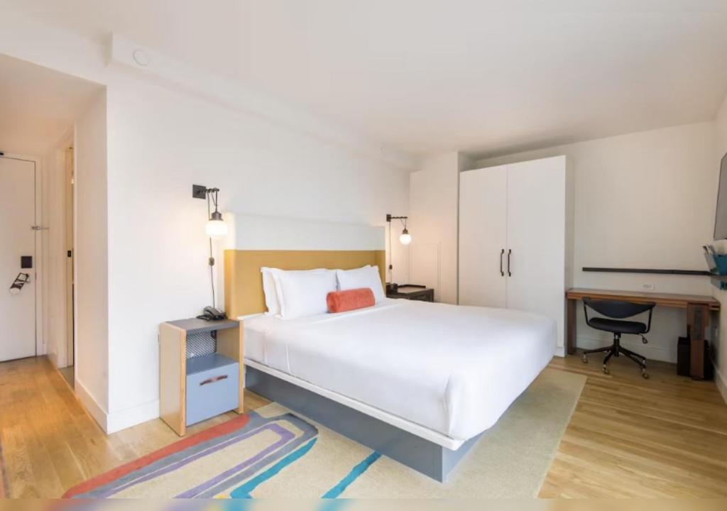 Standard King Room with Roll-In Shower - Mobility Access