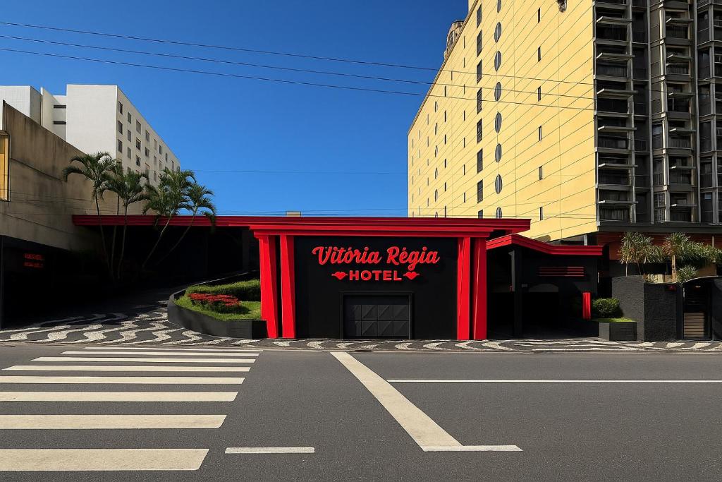 ein Gebäude mit einem Schild am Straßenrand in der Unterkunft Motel Vitoria Reggia in São Vicente