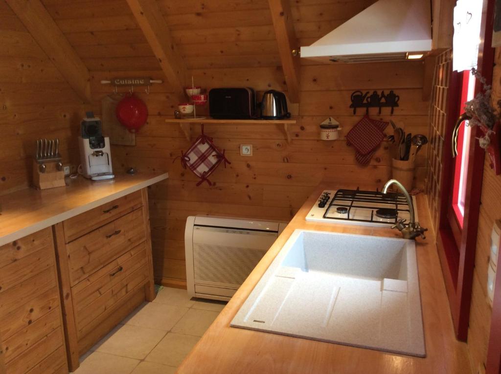 Köök või kööginurk majutusasutuses Chalet Colline et Lou