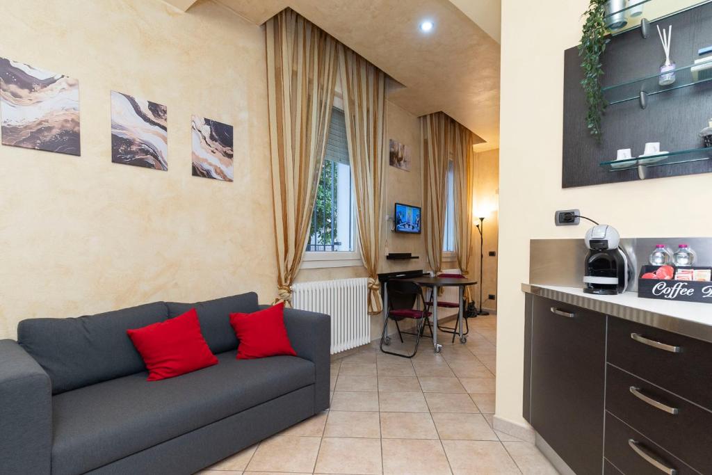 sala de estar con sofá azul y almohadas rojas en Il Rifugio Dei Bizantini, en Rávena