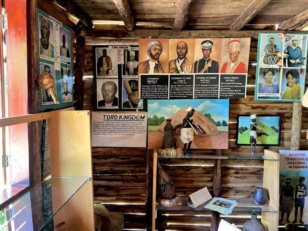 eine Wand mit Plakaten und Bildern darauf in der Unterkunft Mabamba shoebill Nature Smart Center 