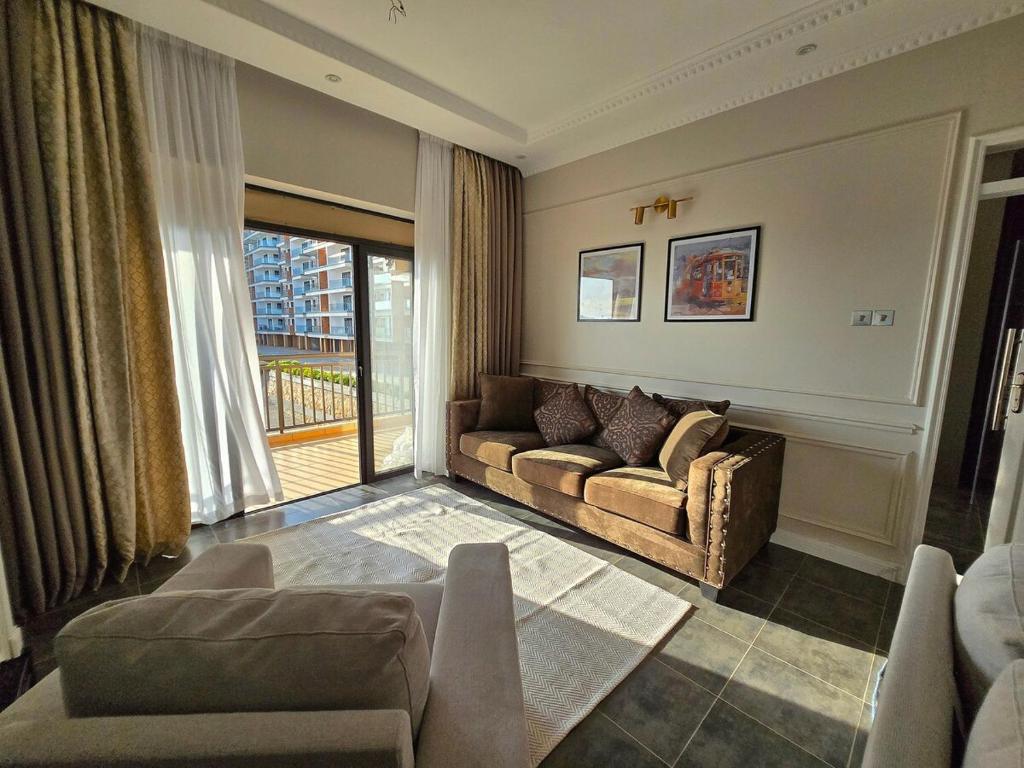 Χώρος καθιστικού στο Water's Edge Lakefront Apt at Pacific Victorian