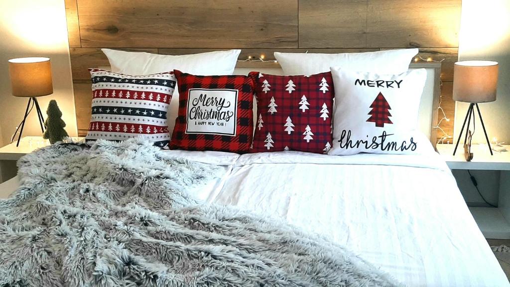 Ένα ή περισσότερα κρεβάτια σε δωμάτιο στο Gelbe Koffer - Design-Apartment in Schiffweiler - Self-Check-in - 2 Parkplätze - WLAN - Balkon mit Gartenzugang - private Terrasse - ruhig gelegen - Nähe See & Wald - bis 4 Pers