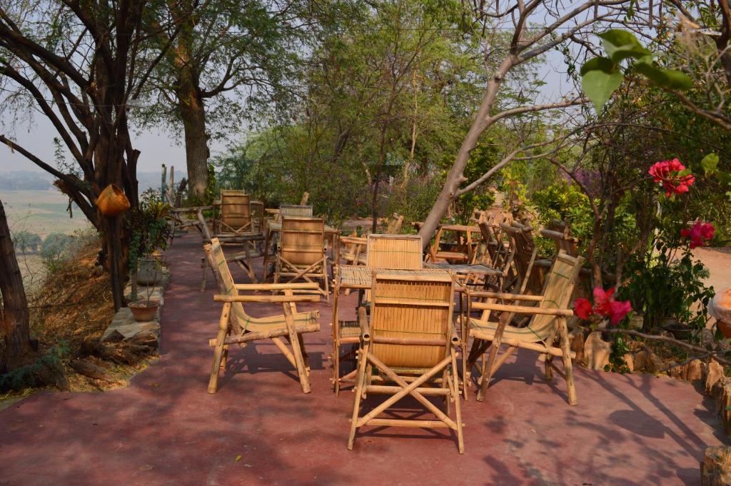 YenangyaungにあるLei Thar Gone Guest Houseのパティオ(テーブル、椅子付)