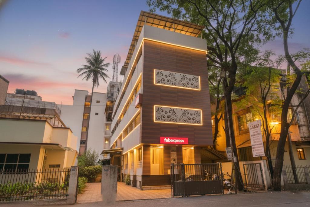 Un edificio con un cartel al costado. en FabExpress Gargi Executive - Shaniwar wada, en Pune