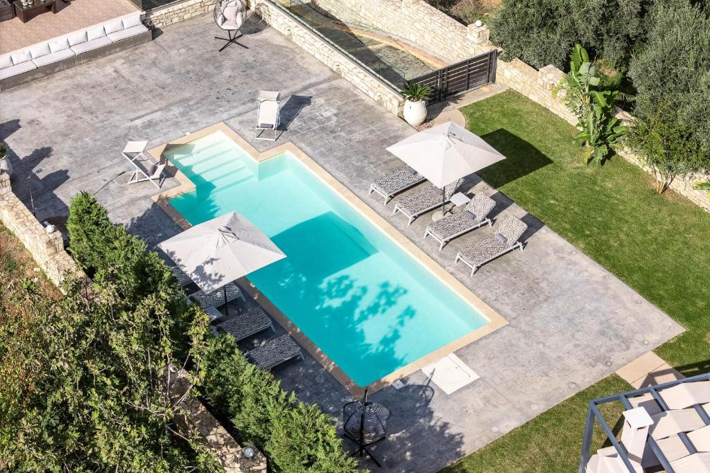 Πισίνα στο ή κοντά στο Villa Aris: A Serene Experience, 3BRs, Pool & Bbq