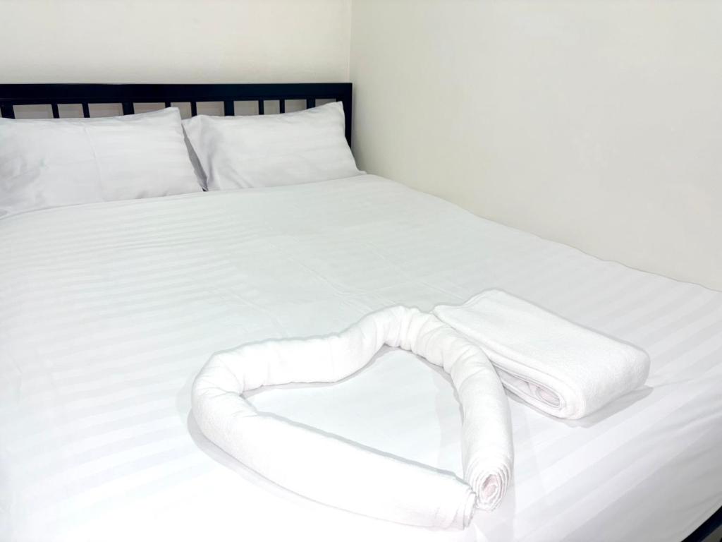 Ένα ή περισσότερα κρεβάτια σε δωμάτιο στο Patong Canal Villa 103