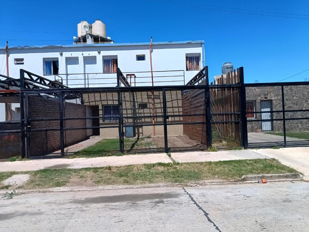 een ijzeren hek voor een gebouw bij El Parque in San Luis