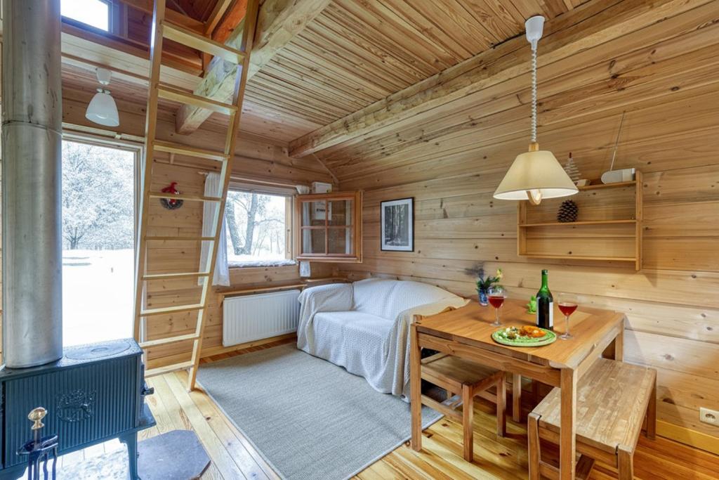 シャモニー・モンブランにあるMazot Mer de Glace - Happy Rentalsのベッド1台とテーブルが備わるログキャビン内の客室です。