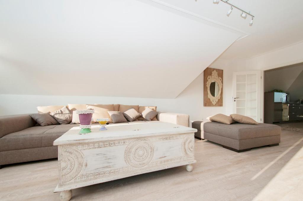 ein Wohnzimmer mit einem Sofa und einem Couchtisch in der Unterkunft Ferienwohnung Nilsson in Halstenbek