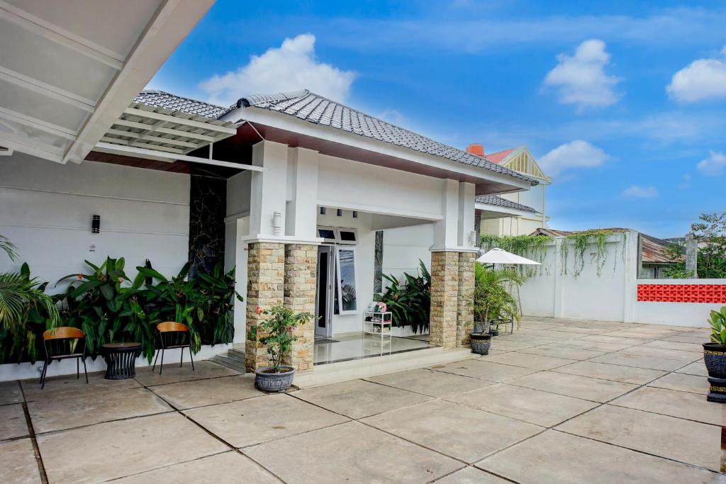 班达亚齐Collection O Blower Residence Syariah的设有带椅子和植物的露台