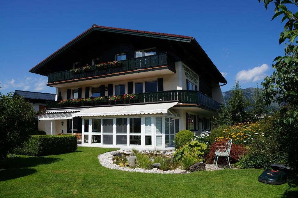 Großes Haus mit Balkon und Hof in der Unterkunft Ferienwohnungen Rettenbacher in Abtenau