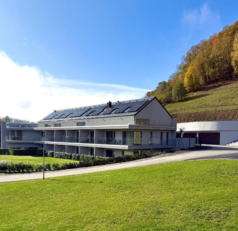 un gran edificio con un campo verde delante de él en Villa Tatjana, en Rogaška Slatina