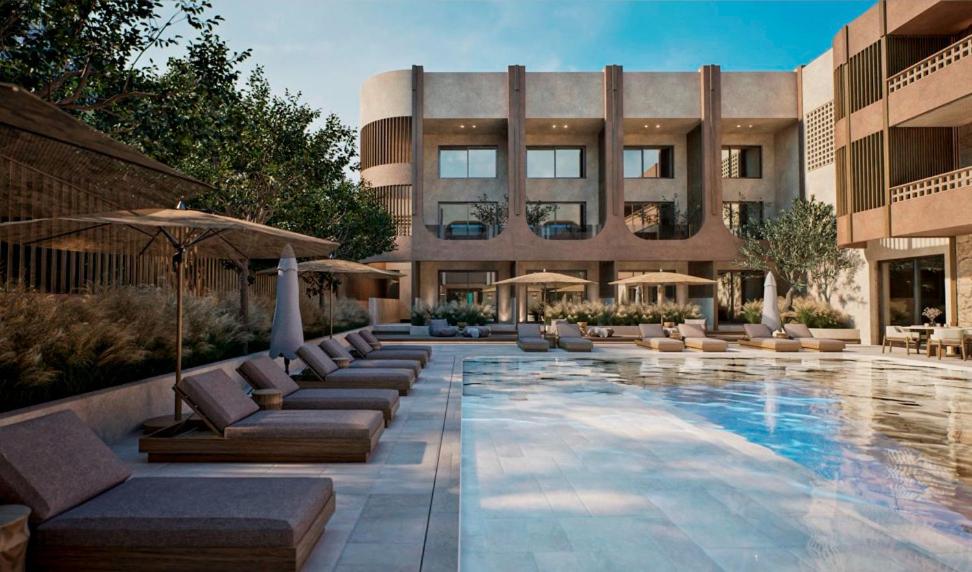 ein Hotel mit einem Pool mit Stühlen und Sonnenschirmen in der Unterkunft Aethra in Nydri