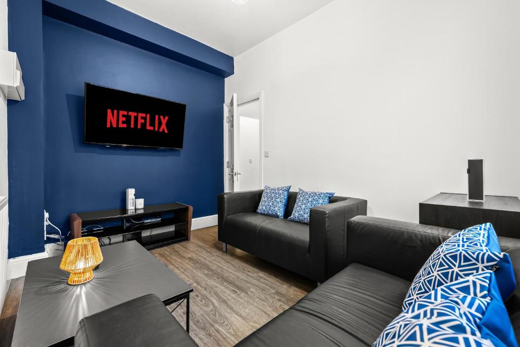 Posezení v ubytování Modern & Spacious, 4BR 4Bath, Parking, Sleeps 8