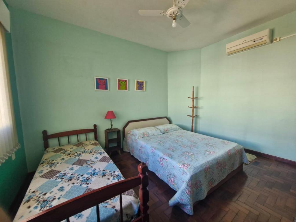 una camera da letto con due letti e un ventilatore a soffitto di Pousada de Muryan a São Gabriel