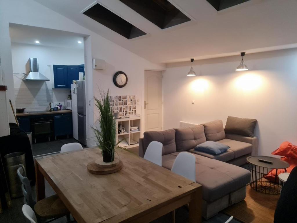 Istumisnurk majutusasutuses Croix Roubaix - Chambre cosy avec salle de bain privée