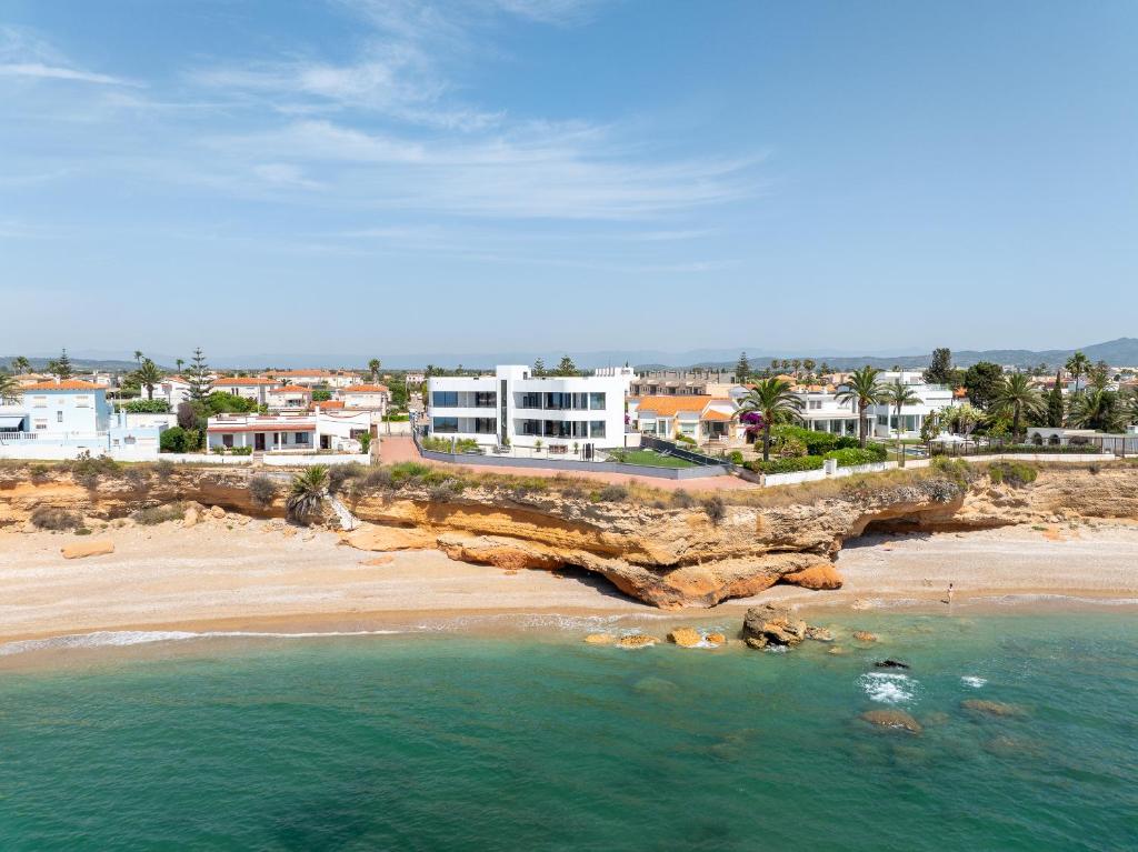 - une vue aérienne sur une plage avec des maisons dans l'établissement Janmarsol, à Vinaròs