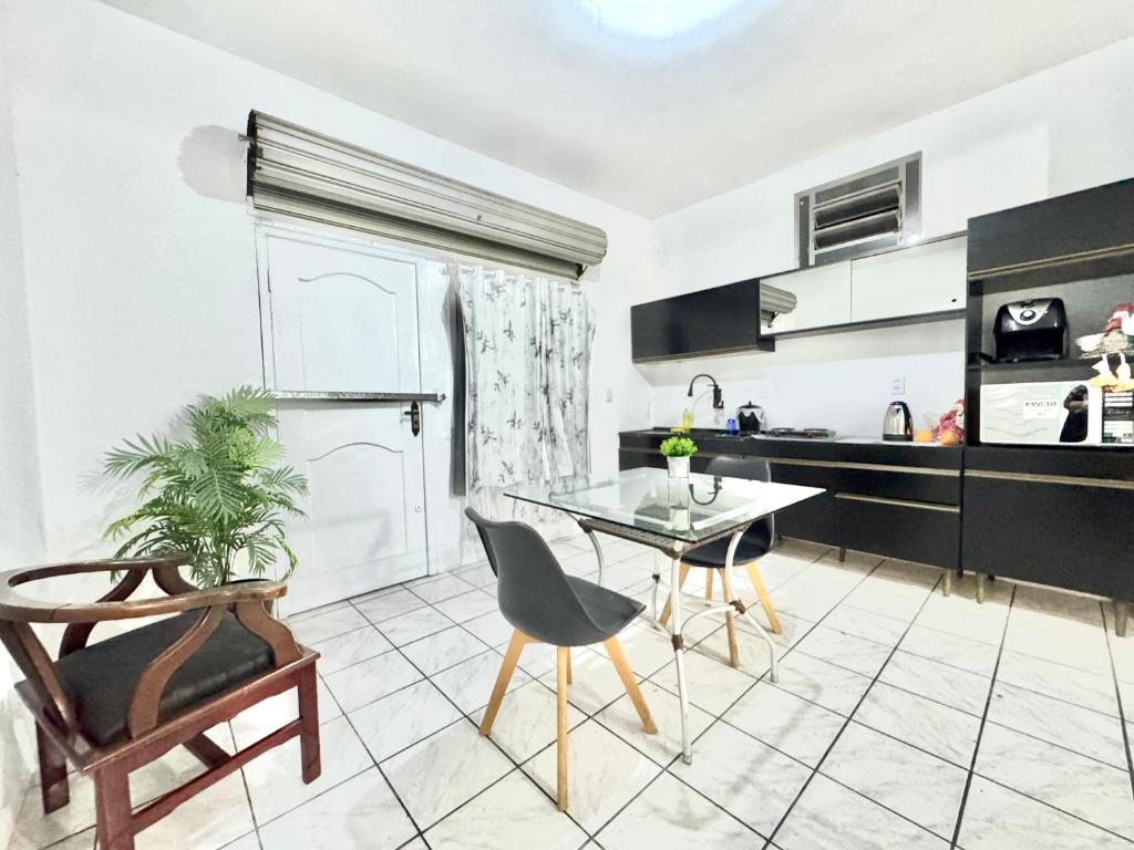 Kuchyň nebo kuchyňský kout v ubytování Estudio prático e acolhedor , sua base em Floripa