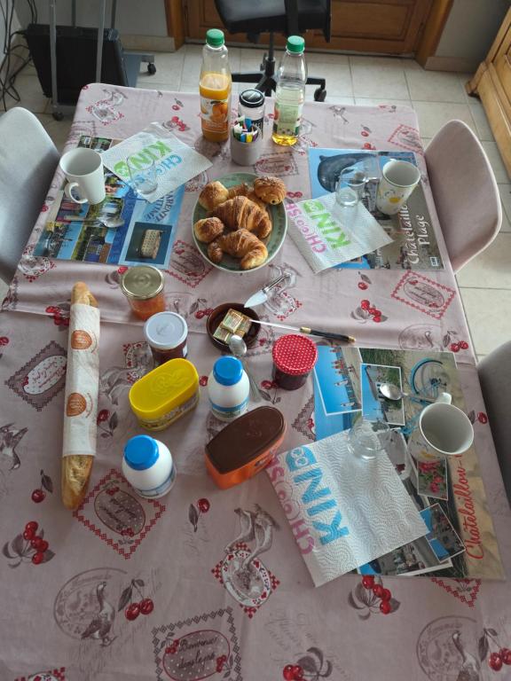 una mesa con un mantel con comida. en Au Grés du Vent, en Ruy