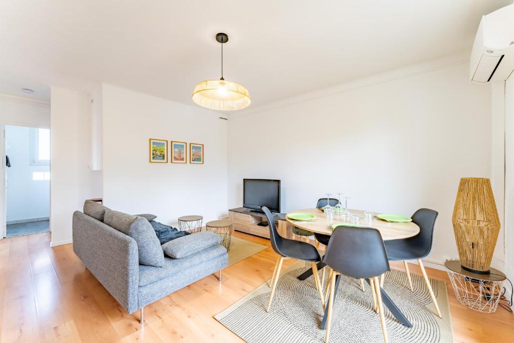 a living room with a table and a couch at Le bel Albi T3 tout équipé & wifi haut débit in La Celle-sous-Gouzon